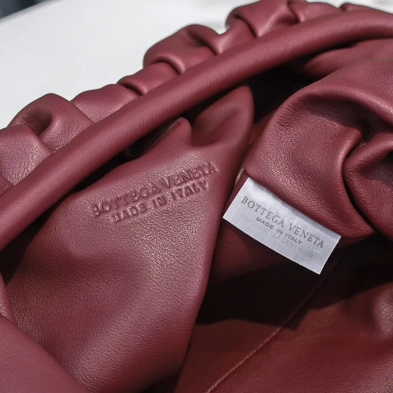 Batch 1660 Bottega Veneta cloud bag ☁️POUCH series original plain calfskin, super low-key and attractive, soft and casual, major Internet celebrity bloggers are crazy about calling it, fashionable and classy, ​​lazy and intellectual Large size: 38x20x8.5cm (large cloud plain) burgundy red